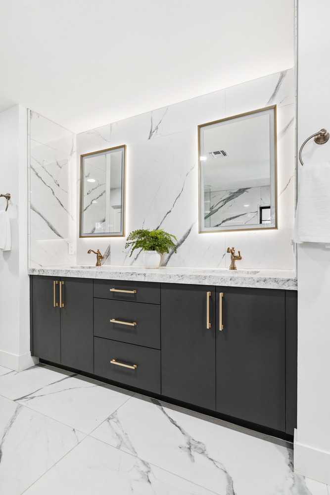 Bright and modern bathroom remodel in Scottsdale with high-contrast tile and minimalist finishes by Trinity Homes