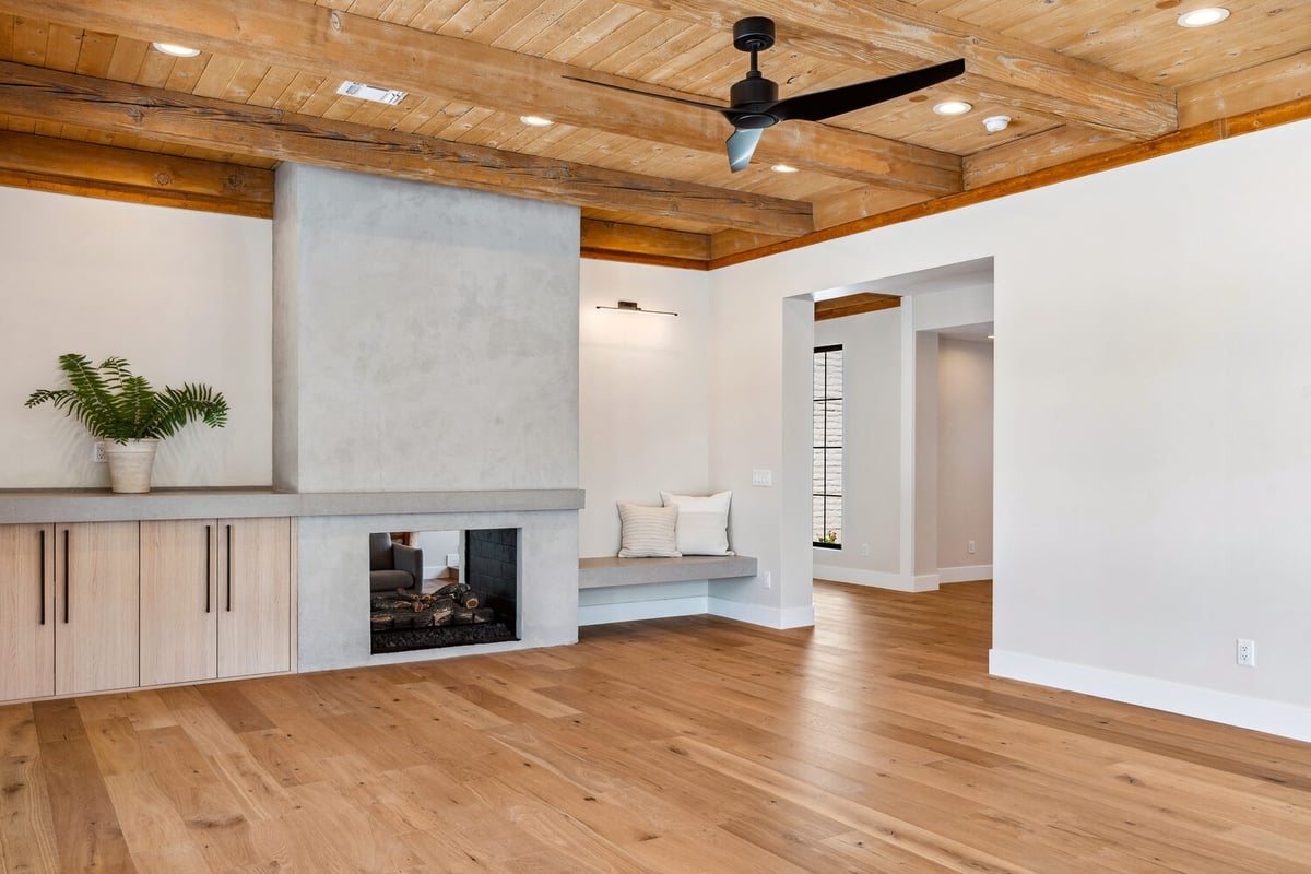Stylish living room with fireplace and built-in bench seating by Trinity Homes in Paradise Valley