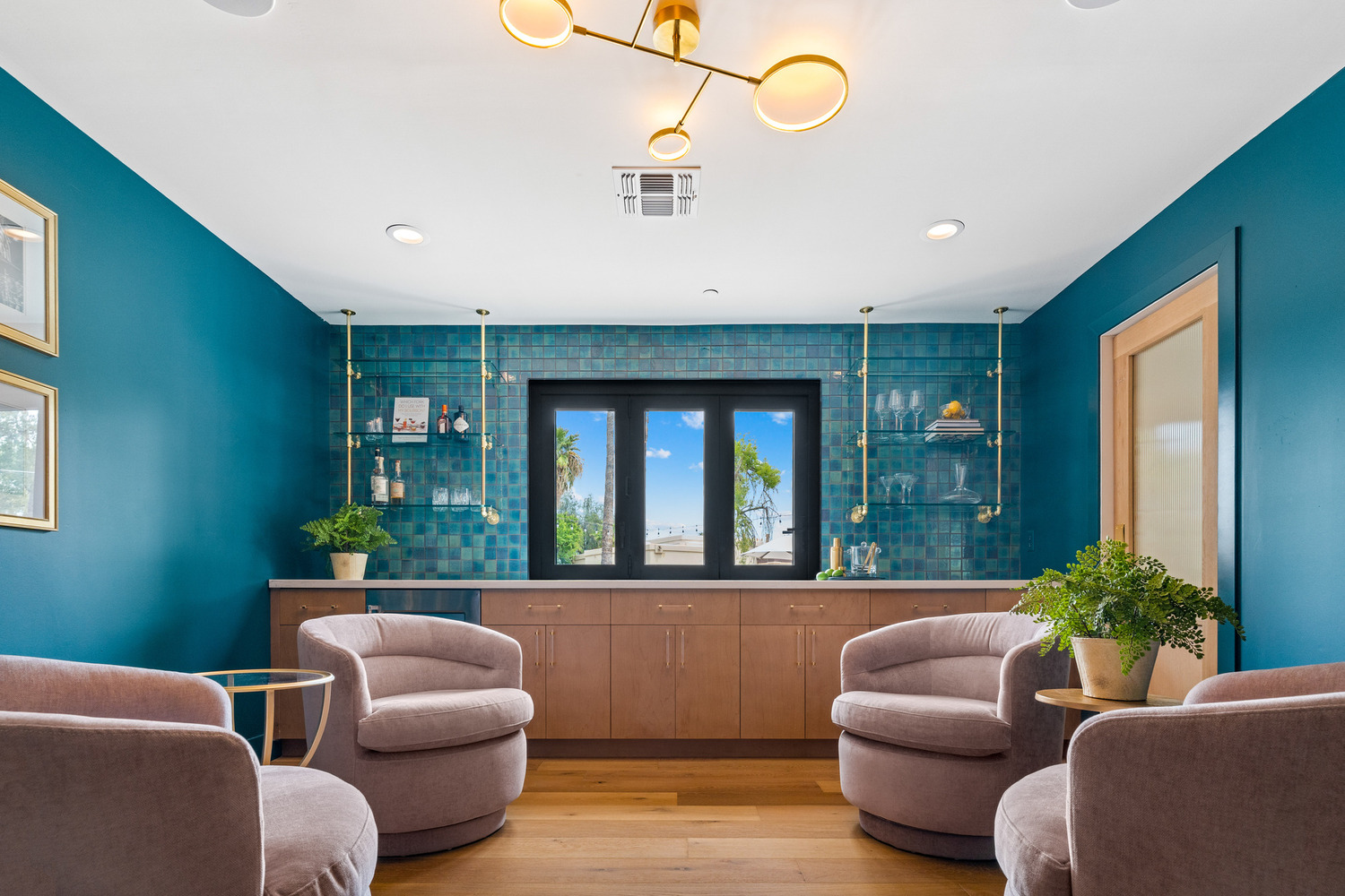 Entertainment space with built-in bar in Scottsdale, AZ